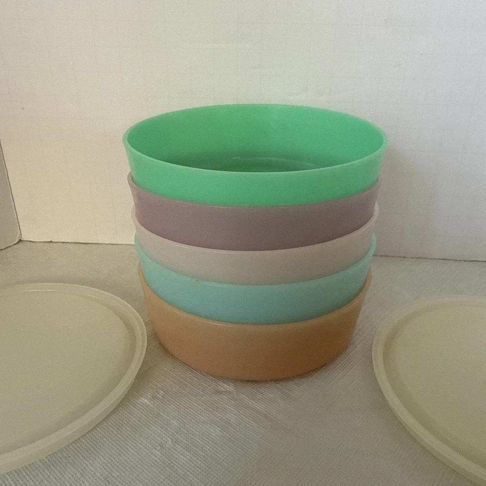 Set of 5 Tupperware Little Wonders 1286-14  Pastel Colors W/‎ 2 Lids 6 Oz